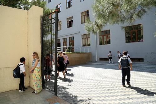 Guya uşağı gözləyirlər, məktəbin həyətində qeybət qırırlar - Ekspert